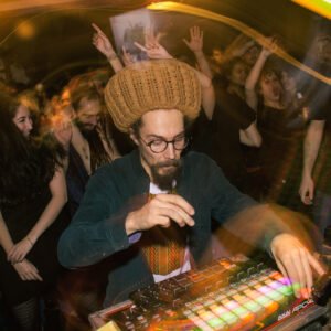 Kibir La Amlak – Eins-Sein vor dem Boxenturm